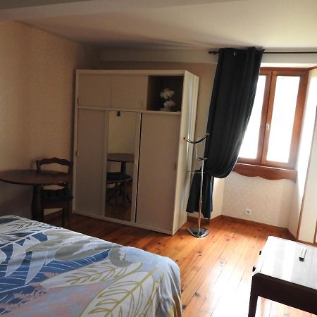 Gite De La Pierre Verte Saint-Lattier Экстерьер фото