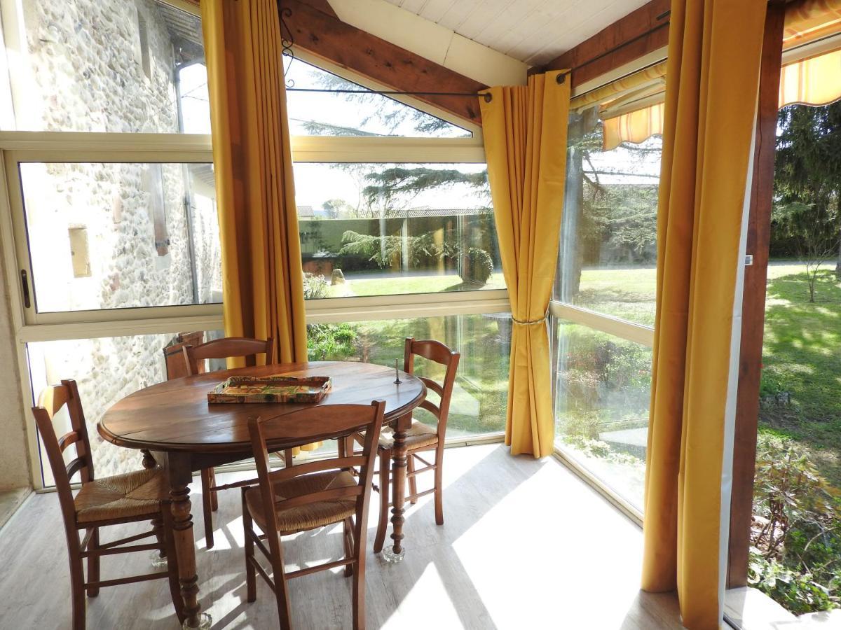 Gite De La Pierre Verte Saint-Lattier Экстерьер фото