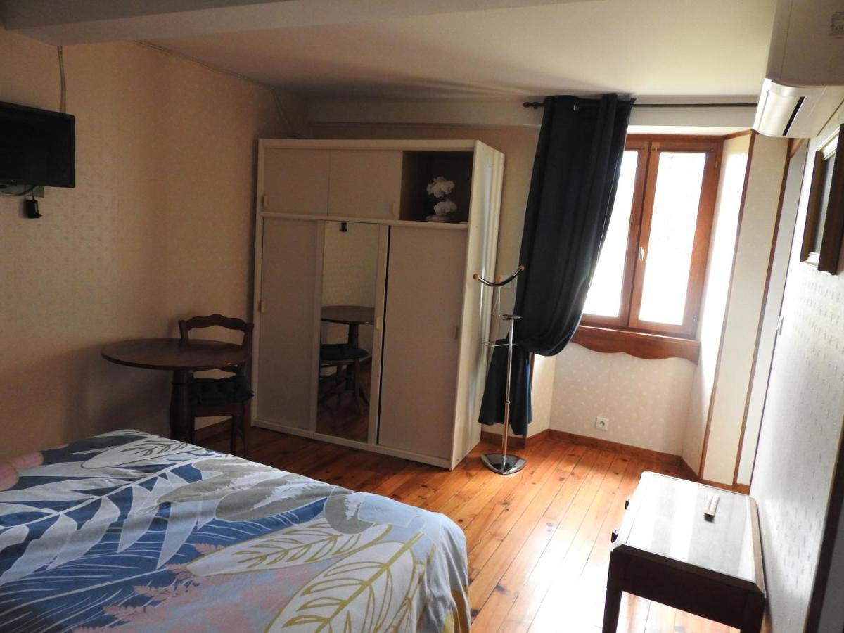 Gite De La Pierre Verte Saint-Lattier Экстерьер фото